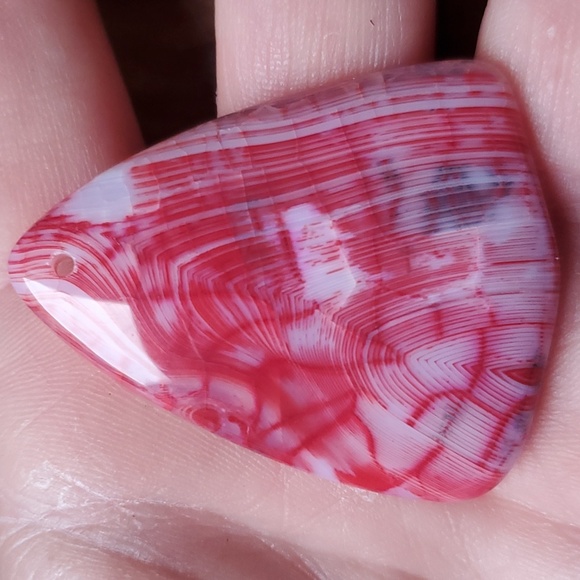 New Red White Dragon Veins Agate Shield Pendant. - Picture 4 of 7